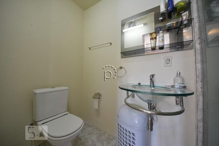 Banheiro de casa de condomínio à venda com 4 quartos, 177m² em Ipanema, Porto Alegre