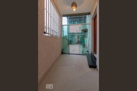Casa à venda com 180m², 2 quartos e 5 vagasEntrada
