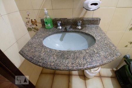 Casa à venda com 300m², 4 quartos e 2 vagasDetalhe banheiro