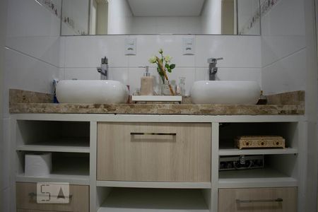 Casa de condomínio à venda com 213m², 4 quartos e 4 vagasBanheiro