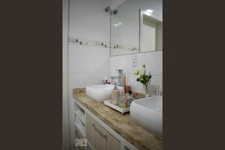 Casa de condomínio à venda com 213m², 4 quartos e 4 vagasBanheiro