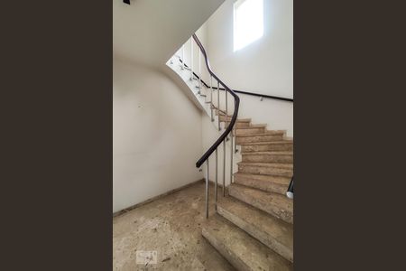 Casa à venda com 748m², 4 quartos e 6 vagasEscada