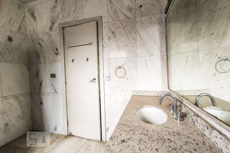 Casa à venda com 748m², 4 quartos e 6 vagasBanheiro Suíte 1