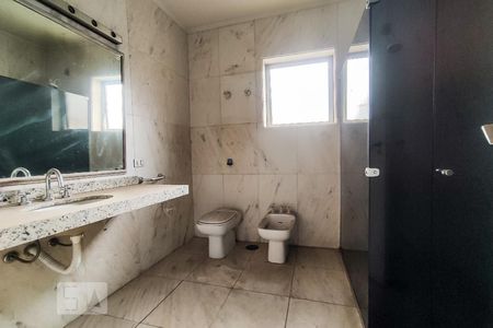 Casa à venda com 748m², 4 quartos e 6 vagasBanheiro Suíte 1