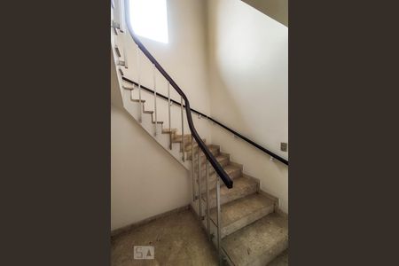 Casa à venda com 748m², 4 quartos e 6 vagasEscada