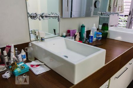 Casa à venda com 240m², 3 quartos e 2 vagasBanheiro da Suíte 1 Pia