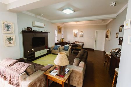 Casa à venda com 240m², 3 quartos e 2 vagasSala