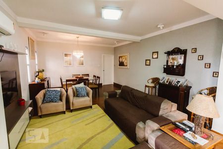 Casa à venda com 240m², 3 quartos e 2 vagasSala