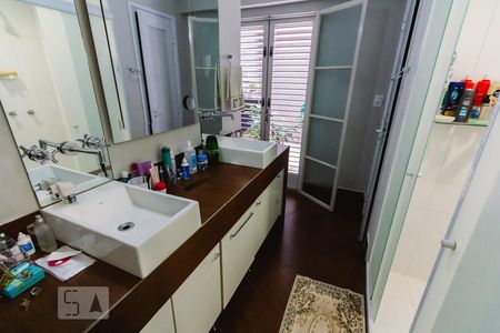 Casa à venda com 240m², 3 quartos e 2 vagasBanheiro da Suíte 1