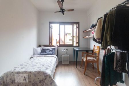 Casa de condomínio à venda com 252m², 4 quartos e 2 vagas Casa de condomínio à venda com 252m², 4 quartos e 2 vagasQuarto 1