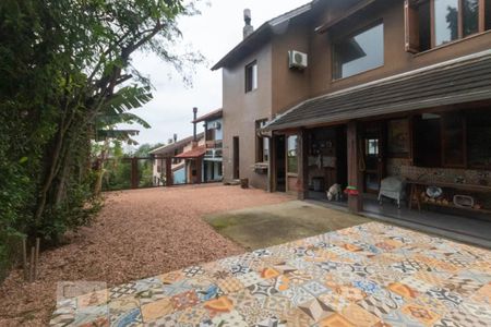 Casa de condomínio à venda com 252m², 4 quartos e 2 vagas Casa de condomínio à venda com 252m², 4 quartos e 2 vagasPátio