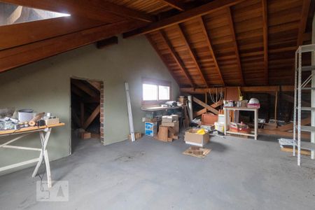 Casa de condomínio à venda com 252m², 4 quartos e 2 vagas Casa de condomínio à venda com 252m², 4 quartos e 2 vagasSótão