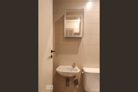 Banheiro de Serviço de apartamento à venda com 3 quartos, 116m² em Vila Nova Conceição, São Paulo