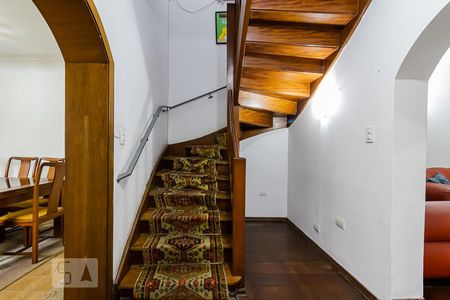 Casa à venda com 450m², 6 quartos e 4 vagasEscada para o andar superior