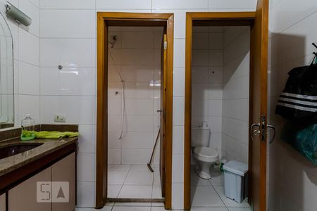 Casa à venda com 450m², 6 quartos e 4 vagasBanheiro da Suíte 1 andar superior