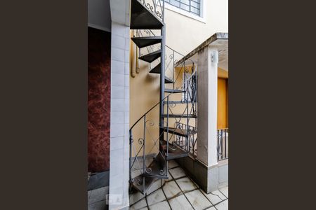 Casa à venda com 450m², 6 quartos e 4 vagasEscada para o andar inferior