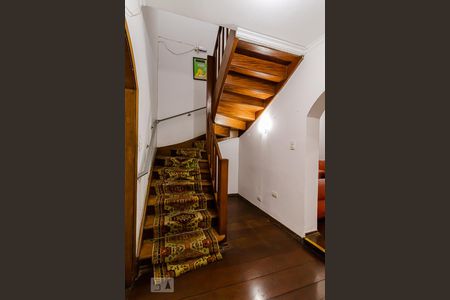 Casa à venda com 450m², 6 quartos e 4 vagasEscada para o andar superior