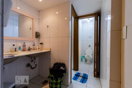 Casa à venda com 450m², 6 quartos e 4 vagasBanheiro da Suíte 5 do andar inferior