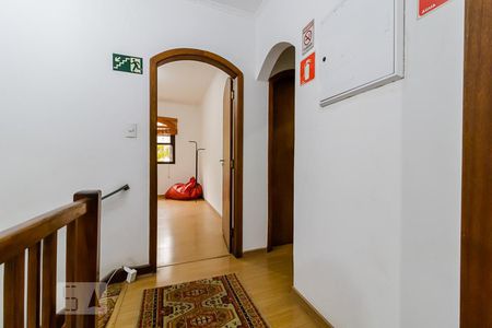 Casa à venda com 450m², 6 quartos e 4 vagasCorredor andar superior