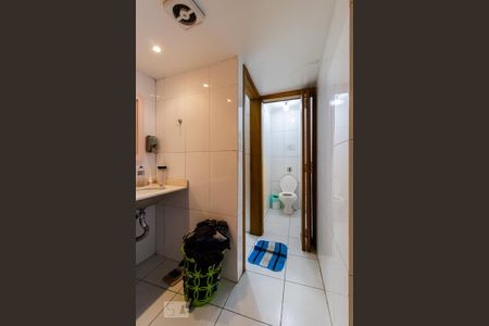 Casa à venda com 450m², 6 quartos e 4 vagasBanheiro da Suíte 5 do andar inferior