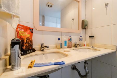 Casa à venda com 450m², 6 quartos e 4 vagasBanheiro da Suíte 5 do andar inferior