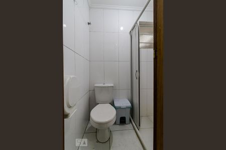 Casa à venda com 450m², 6 quartos e 4 vagasBanheiro da Suíte 4 do andar inferior