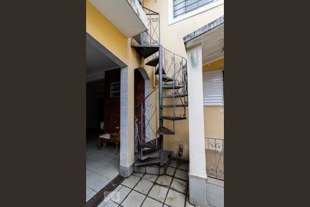 Casa à venda com 450m², 6 quartos e 4 vagasEscada para o andar inferior