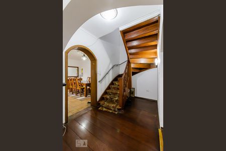 Casa à venda com 450m², 6 quartos e 4 vagasEscada para o andar superior