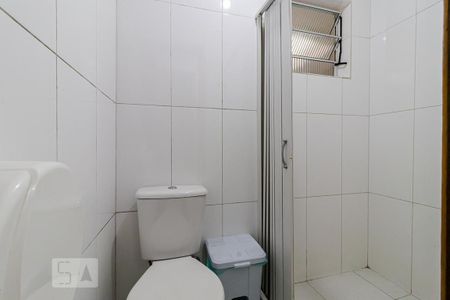 Casa à venda com 450m², 6 quartos e 4 vagasBanheiro da Suíte 4 do andar inferior