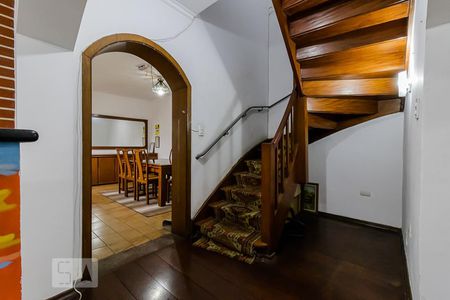 Casa à venda com 450m², 6 quartos e 4 vagasEscada para o andar superior