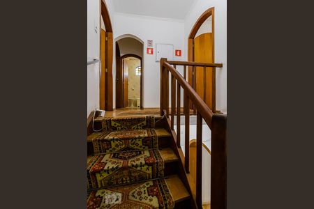 Casa à venda com 450m², 6 quartos e 4 vagasEscada para o andar superior