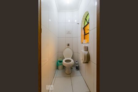 Casa à venda com 450m², 6 quartos e 4 vagasBanheiro da Suíte 5 do andar inferior