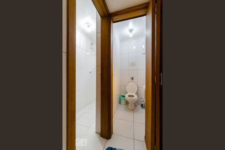 Casa à venda com 450m², 6 quartos e 4 vagasBanheiro da Suíte 5 do andar inferior