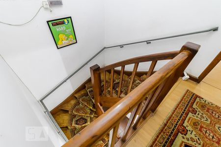 Casa à venda com 450m², 6 quartos e 4 vagasEscada para o andar superior