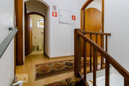 Casa à venda com 450m², 6 quartos e 4 vagasEscada para o andar superior