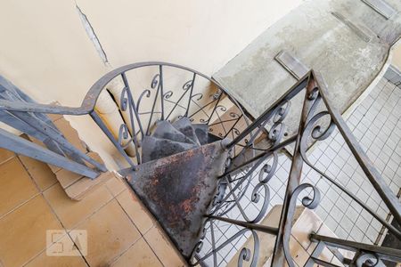 Casa à venda com 450m², 6 quartos e 4 vagasEscada para o andar inferior