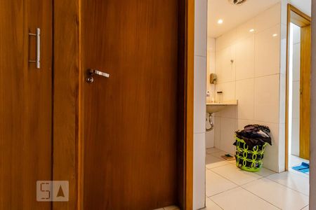 Casa à venda com 450m², 6 quartos e 4 vagasBanheiro da Suíte 5 do andar inferior