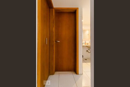 Casa à venda com 450m², 6 quartos e 4 vagasBanheiro da Suíte 5 do andar inferior