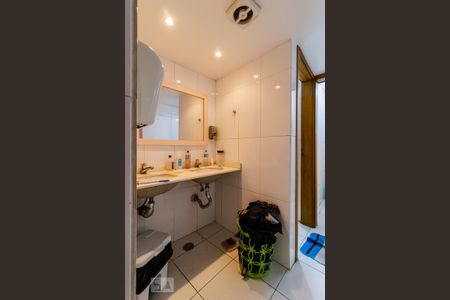 Casa à venda com 450m², 6 quartos e 4 vagasBanheiro da Suíte 5 do andar inferior