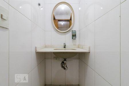 Casa à venda com 450m², 6 quartos e 4 vagasBanheiro da Suíte 4 do andar inferior