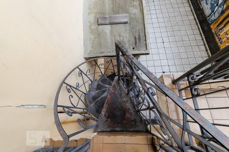 Casa à venda com 450m², 6 quartos e 4 vagasEscada para o andar inferior