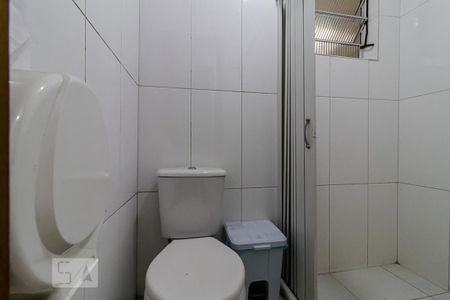 Casa à venda com 450m², 6 quartos e 4 vagasBanheiro da Suíte 4 do andar inferior