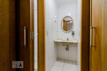 Casa à venda com 450m², 6 quartos e 4 vagasBanheiro da Suíte 4 do andar inferior