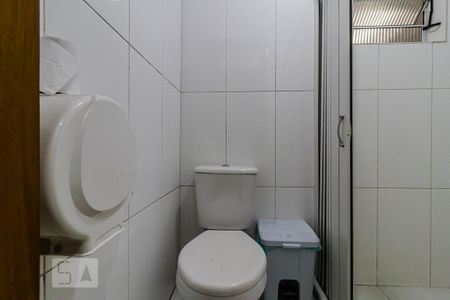 Casa à venda com 450m², 6 quartos e 4 vagasBanheiro da Suíte 4 do andar inferior