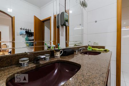 Casa à venda com 450m², 6 quartos e 4 vagasBanheiro da Suíte 1 andar superior