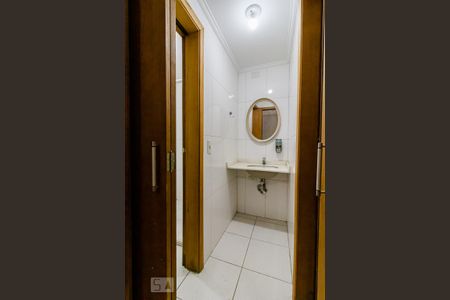 Casa à venda com 450m², 6 quartos e 4 vagasBanheiro da Suíte 4 do andar inferior