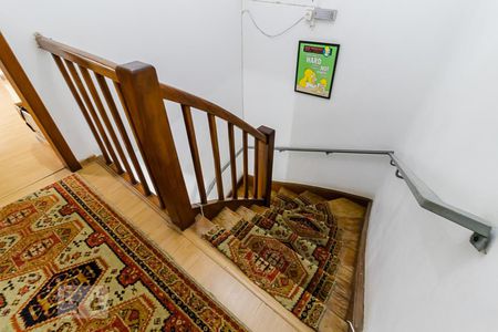 Casa à venda com 450m², 6 quartos e 4 vagasEscada para o andar superior