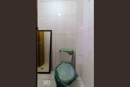 Casa à venda com 450m², 6 quartos e 4 vagasBanheiro da Suíte 4 do andar inferior