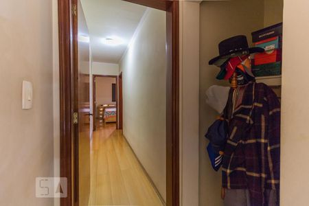 Casa à venda com 300m², 4 quartos e 3 vagas Casa à venda com 300m², 4 quartos e 3 vagasCorredor