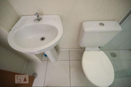Banheiro de kitnet/studio para alugar com 1 quarto, 30m² em Vila Zat, São Paulo